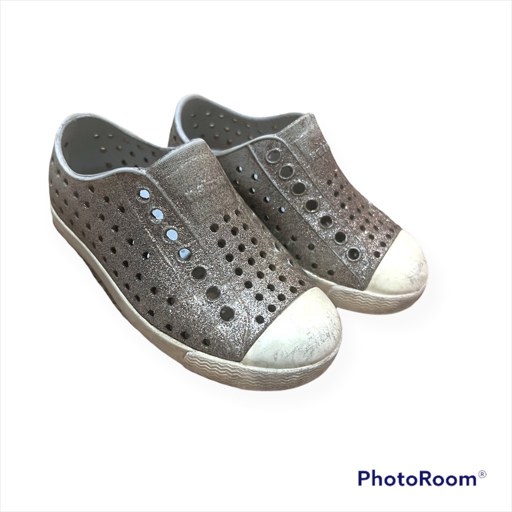 Glitter gold toddler natives size 8